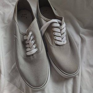 Gray tennis shoes